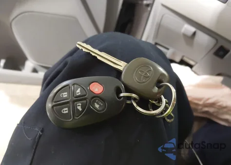 2012 Toyota Sienna Se 8 Passenger z USA, uszkodzony, nr VIN 5TDXK3DC7CS195028